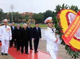 Lãnh đạo Đảng, Nhà nước, Quốc hội, Chính phủ và Mặt trận Tổ quốc Việt Nam đến đặt vòng hoa và vào Lăng viếng Chủ tịch Hồ Chí Minh