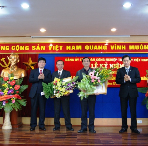 Đảng bộ Công ty CP Đóng tàu Sông Cấm và Chi bộ Công ty Cảng Chân Mây nhận khen thưởng của Đảng ủy Khối DNTW và Đảng ủy Tập đoàn CN Tàu thủy Việt Nam.