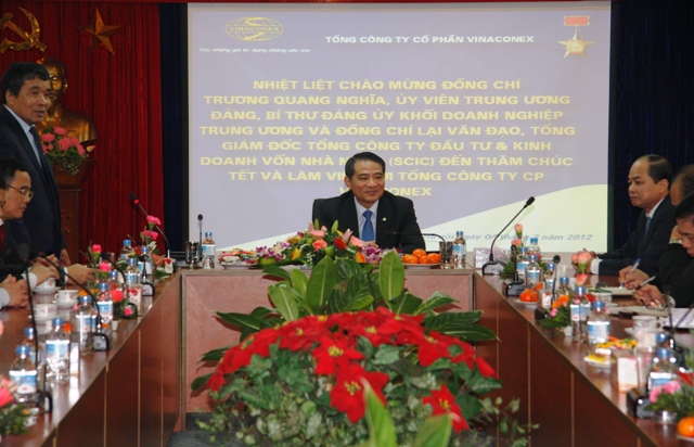 đồng chí Nguyễn Thanh Phương, Bí thư Đảng ủy, Chủ tịch HĐQT báo cáo tóm tắt với đồng chí Bí thư Đảng ủy Khối và đoàn về kết quả sản xuất kinh doanh năm 2011 và phương hướng năm 2012 của Vinaconex