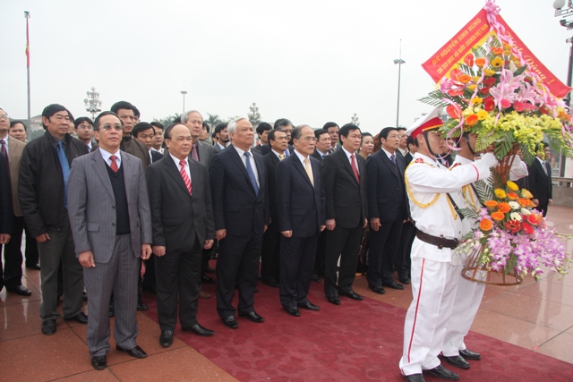 Chủ tịch Quốc hội Nguyễn Sinh Hùng và các đại biểu đã dâng hoa tưởng niệm Chủ tịch Hồ Chí Minh tại Quảng trường Hồ Chí Minh.