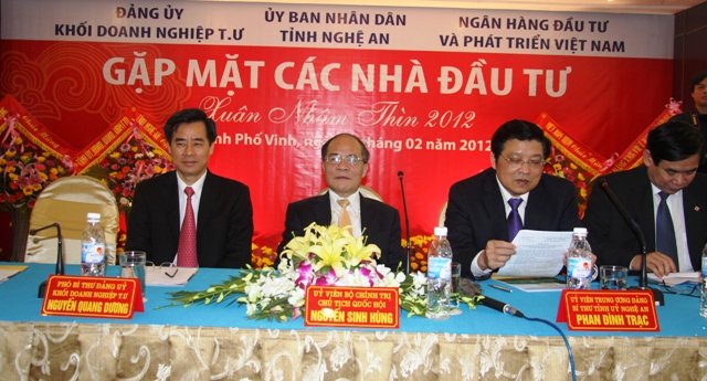 Chủ tịch Quốc hội Nguyễn Sinh Hùng và các đồng chí chủ tọa Hội nghị