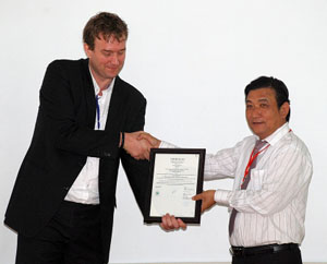 Công ty Viễn Phú đón nhận giấy chứng nhận “Sản xuất hữu cơ”. Ảnh: Cà mau Online