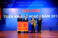 Thừa ủy quyền của Thủ tướng Chính phủ, Thứ trưởng Bộ TT&TT Lê Nam Thắng trao Cờ đơn vị dẫn đầu phong trào thi đua năm 2011 của Chính phủ cho VMS- Mobifone. Ảnh: Ngọc Ninh