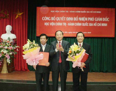 Đồng chí Tô Huy Rứa trao Quyết định bổ nhiệm cho đồng chí Nguyễn Viết Thảo   và đồng chí Nguyễn Tất Giáp (Ảnh: Hoàng Mẫn)