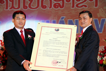 Thống đốc Ngân hàng Nhà nước Lào trao giấy phép mở chi nhánh Vietinbank tại Lao cho Chủ tịch HĐQT ViettnBank Nguyễn Huy Hùng - Ảnh Chinhphu.vn