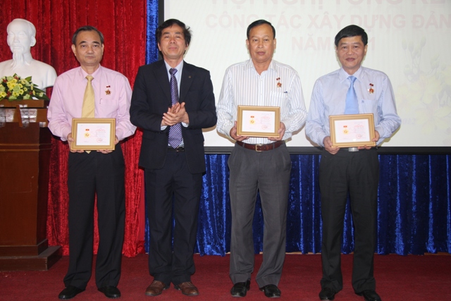 Đồng chí Trần Thanh Khê trao các quyết định khen thưởng của Đảng bộ Khối Doanh nghiệp Trung ương cho tập thể, cá nhân thuộc Tổng Công ty Lương thực Miền Nam 
