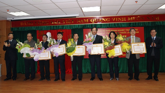 Đại diện các tổ chức Đảng đạt danh hiệu TSVM tiêu biểu nhận khen thưởng.