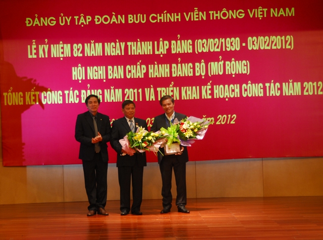 Đồng chí Trần Thanh Khê, Ủy viên Ban Thường vụ, Trưởng Ban Tuyên giáo Đảng ủy Khối trao huy hiệu cho 02 đồng chí Lãnh đạo Tập đoàn
