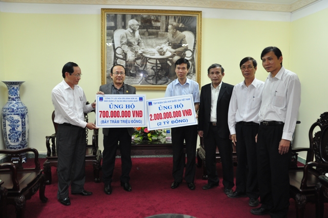 Lãnh đạo tỉnh Quảng Ngãi tiếp nhận 2 tỷ đồng của Tập đoàn Dầu khí Việt Nam  và 700 triệu đồng của Công ty Lọc hóa dầu Bình Sơn và Ban QLDA Nhà máy Lọc dầu Dung Quất.