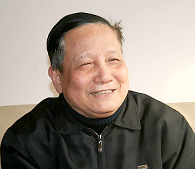 Đồng chí Hà Đăng (ảnh), nguyên Ủy viên Trung ương Đảng khóa VI, nguyên Tổng Biên tập Báo Nhân Dân, nguyên Trưởng ban Tư tưởng Văn hóa Trung ương, nguyên Tổng Biên tập Tạp chí Cộng sản, nguyên Trợ lý Tổng Bí thư
