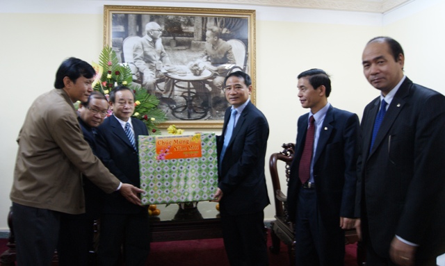 Đồng chí Trương Quang Nghĩa Bí thư Đảng ủy Khối doanh nghiệp T.Ư trao quà chúc mừng nhân dịp năm mới Nhâm Thìn 2012