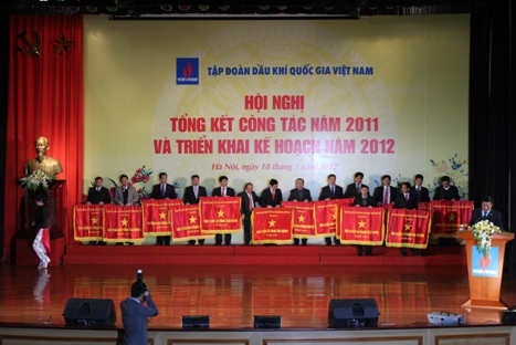 Tổng giám đốc Đỗ Văn Hậu trao Cờ thi đua của Thủ tướng Chính phủ cho 14 tập thể   đã hoàn thành xuất sắc, toàn diện các nhiệm vụ công tác năm 2011.