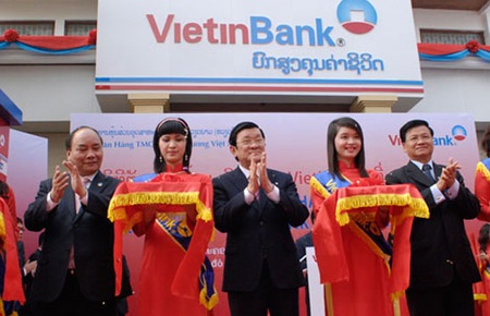 Chủ tịch nước Trương Tấn Sang cắt băng khai trương chi nhánh VietinBank tại Lào ngày 9/2.