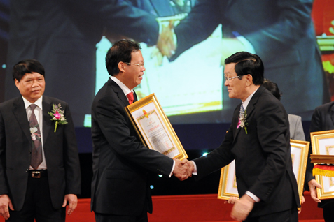Chủ tịch nước Trương Tấn Sang trao giải thưởng của ngành Dầu khí cho Tiến sĩ Phùng Đình Thực - Chủ tịch HĐTV Tập đoàn Dầu khí quốc gia Việt Nam