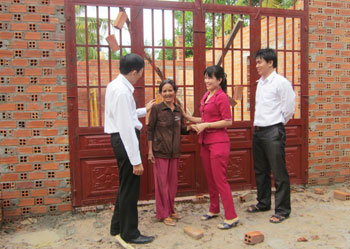 Niềm vui bên ngôi nhà mới được bà Phan Thị Nghe chia sẻ với cán bộ VBSP