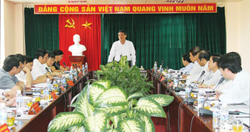 Đồng chí Trương Quang Nghĩa, Ủy viên Trung ương Đảng, Bí thư Đảng ủy Khối Doanh nghiệp Trung ương làm việc với Đảng ủy NHCSXH Trung ương