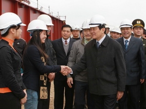 Chủ tịch nước Trương Tấn Sang thăm hỏi cán bộ, kỹ sư và công nhân đang thi công xây dựng Nhà máy nhiệt điện Nghi Sơn. (Ảnh: Nguyễn Khang/TTXVN)