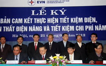 Các đơn vị thành viên EVN ký cam kết tiết kiệm chi phí - Ảnh Chinhphu.vn