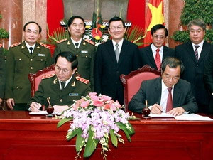 Chủ tịch nước Trương Tấn Sang chứng kiến lễ ký Quy chế phối hợp công tác giữa Văn phòng Chủ tịch nước và Bộ Công an. (Ảnh: Nguyễn Khang/TTXVN)