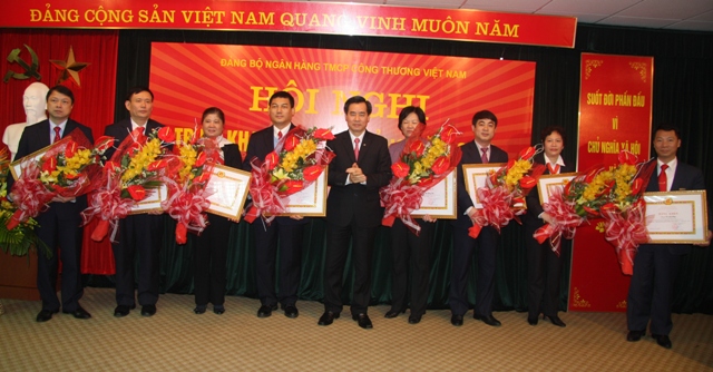 Đồng chí Nguyễn Quang Dương trao Bằng khen của Đảng ủy Khối Doanh nghiệp Trung ương cho các tập thể và cá nhân