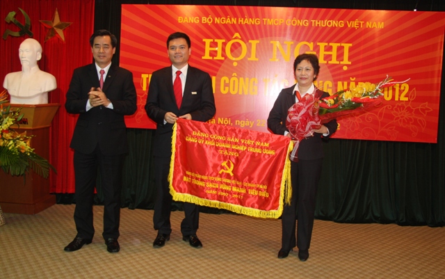 Đồng chí Nguyễn Quang Dương trao tặng bằng khen 02 Đảng bộ. 