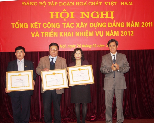 Đồng chí Nguyễn Quang Dương, Phó Bí thư Đảng ủy Khối trao tặng các quyết định của Đảng ủy Khối DNTW cho các đồng chí đạt thành tích xuất sắc của Đảng bộ Tập đoàn Hóa chất Việt Nam