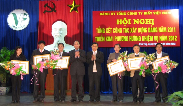 Các tập thể và cá nhân được khen thưởng năm 2011