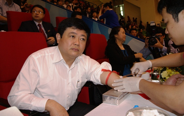 đồng chí Nguyễn Thế Kỷ - Phó Trưởng ban Tuyên giáo TW đã nhiệt tình tham gia hiến máu tình nguyện