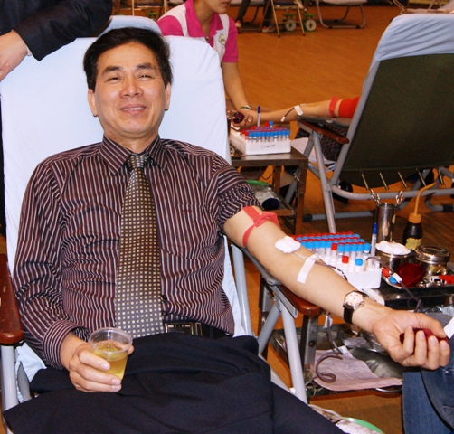 Sau bài phát biểu, đồng chí Trần Thanh Khê, Ủy viên Ban Thường vụ, Trưởng Ban Tuyên giáo Đảng ủy Khối Doanh nghiệp Trung ương đã nhiệt tình tham gia hiến máu tình nguyện