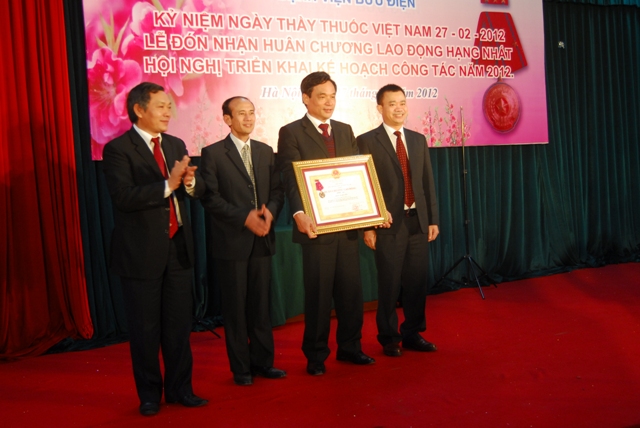 Thừa Ủy quyền của Chủ tịch nước, Thứ trưởng Bộ TT&TT Trần Đức Lai trao Huân chương Lao động Hạng Nhất cho Bệnh viện Bưu điện