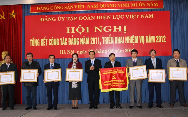 Các tập thể, cá nhân đạt thành tích của Đảng ủy Tập đoàn Điện lực Việt Nam được Đảng ủy Khối DNTW khen thưởng.