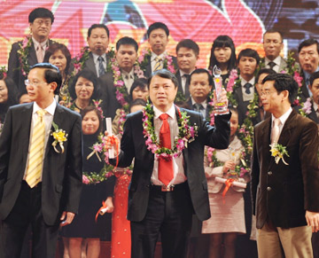 Phó Tổng giám đốc VietinBank Nguyễn Văn Du nhận giải Thương hiệu mạnh Việt Nam.