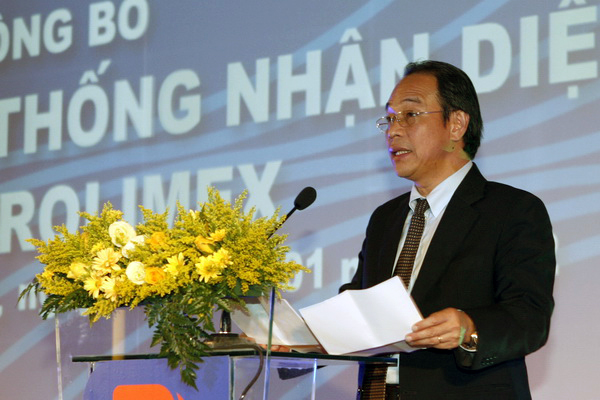 Chủ tịch HĐQT Tập đoàn Xăng dầu Việt Nam Bùi Ngọc Bảo đọc diễn văn chính thức công cố hệ thống nhận diện thương hiệu mới Petrolimex