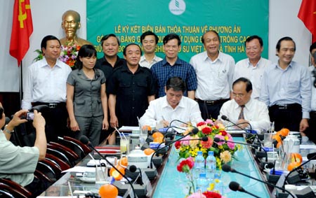 Bí thư Tỉnh uỷ Triệu Tài Vinh cùng các đồng chí lãnh đạo tỉnh chứng kiến việc ký kết giữa UBND tỉnh Hà Giang và Tập đoàn CNCSVN.