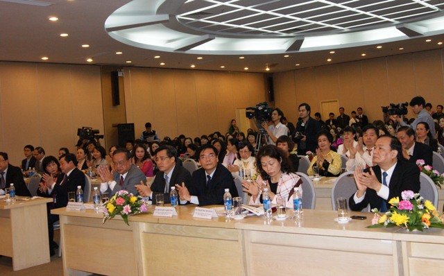Đông đảo đại biểu tham dự Diễn đàn.