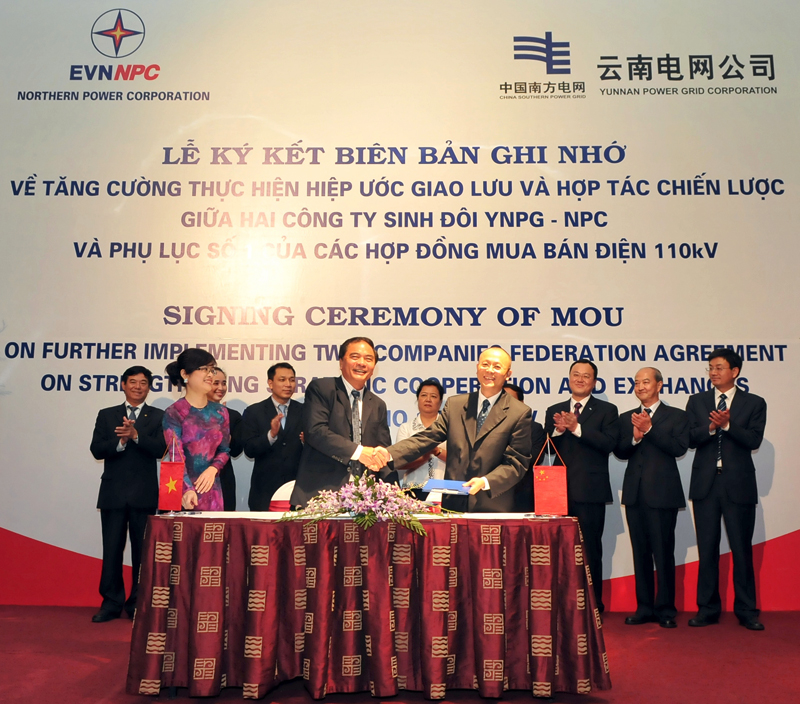 Chủ tịch kiêm Tổng giám đốc EVN NPC và Phó tổng giám đốc Công ty Lưới điện Vân Nam (Trung Quốc) tại lễ ký kết - ảnh: Anh Tú