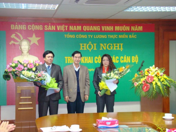  Đồng chí Diệp Kỉnh Tần trao các quyết định của Thủ tướng Chính phủ và  tặng hoa chúc mừng đồng chí Chủ tịch HĐTV và đồng chí Thành viên HĐTV Tổng công ty