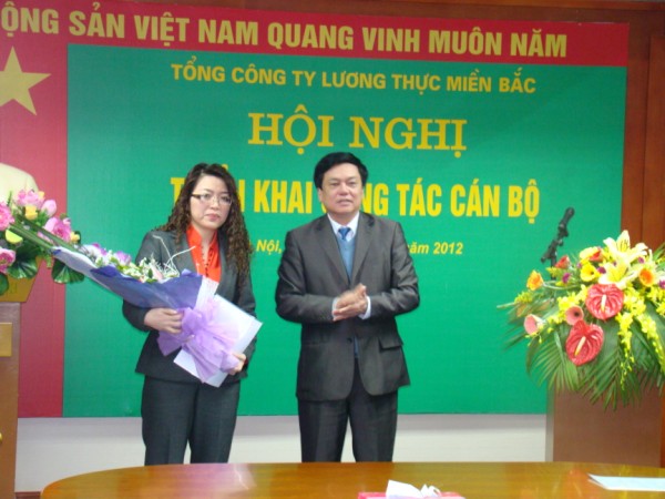 Đồng chí  Trần Bá Hoàn – Chủ tịch Hội đồng thành viên Tổng công ty  trao Quyết định bổ nhiệm Tổng giám đốc cho đồng chí Bùi Thị Thanh Tâm
