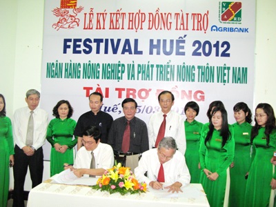 Ký kết hợp đồng tài trợ Festival Huế 2012