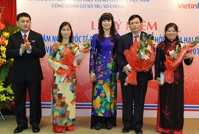 Trao tặng Kỷ niệm chương “Vì sự phát triển của Phụ nữ Việt Nam”.