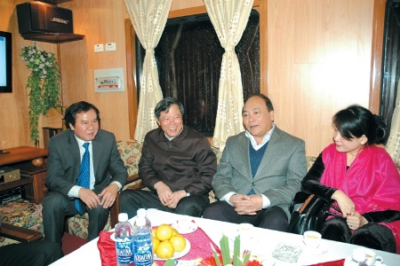 Phó Tổng giám đốc ĐSVN Phạm Công Trịnh báo cáo tình hình SXKD của ĐS với Phó Thủ tướng Nguyễn Xuân Phúc.
