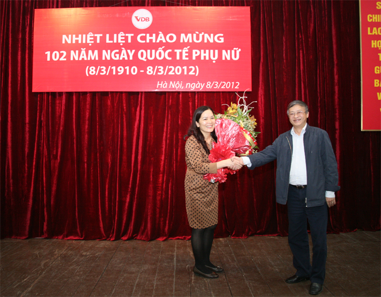 Đồng chí Nguyễn Quang Dũng - Bí thư Đảng ủy, Tổng Giám đốc NHPT đã phát biểu chúc mừng và tặng hoa toàn thể các nữ CBVC của Hội sở chính nhân ngày Quốc tế Phụ nữ 8/3.