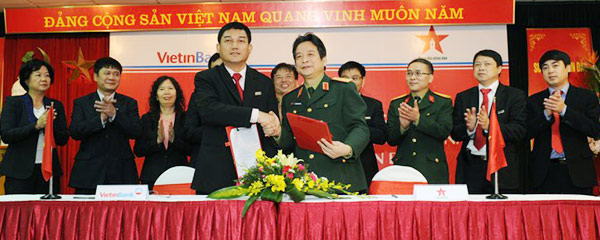 Chủ tịch HĐQT VietinBank và Tổng biên tập Báo QĐND ký thỏa thuận hợp tác.
