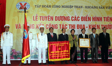 Phó Chủ tịch nước Nguyễn Thị Doan trao tặng các phần thưởng cao quý của Đảng và Nhà nước cho đơn vị thuộc Vinacomin - Ảnh Chinhphu.vn