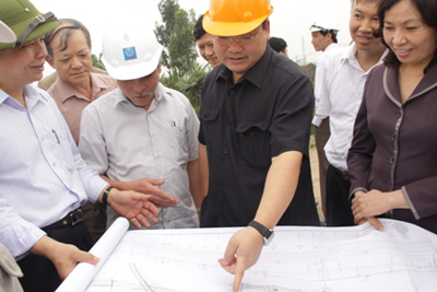 Phó Thủ tướng Hoàng Trung Hải thị sát, chỉ đạo giải quyết vướng mắc về GPMB tại hiện trường gói thầu EX4 - Ảnh Chinhphu.vn
