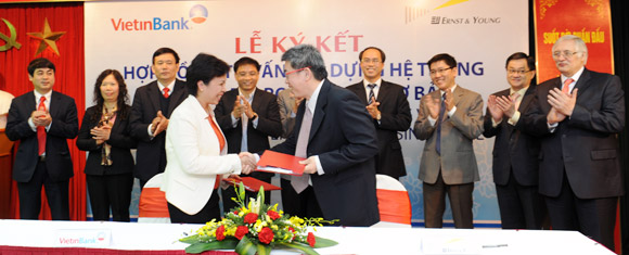 Phó Tổng giám đốc VietinBank Bùi Như Ý và Phó Tổng giám đốc Ernst & Young Lim Eng Hong ký kết hợp đồng.