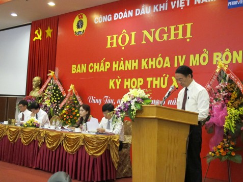 Đồng chí Hà Duy Dĩnh báo cáo kết quả hoạt động Công đoàn ngành tại hội nghị.