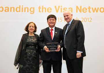 Phó Tổng giám đốc VietinBank Trần Kiên Cường nhận Giải thưởng của Visa.