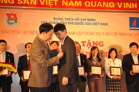 Đồng chí Nguyễn Anh Tuấn, Trưởng Ban Thanh niên nông thôn Trung ương Đoàn trao Kỷ niệm chương cho 63 đồng chí cán bộ, đoàn viên thanh niên Dầu khí.