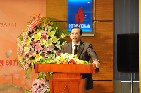 Chủ tịch HĐTV Phùng Đình Thực đánh giá cao những công trình của thanh niên Dầu khí trong năm 2011.